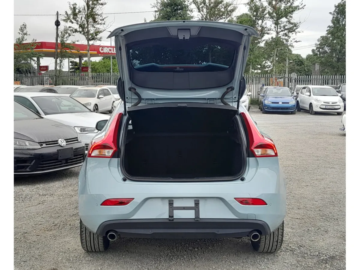 Volvo V40 Hatchback, Diesel, 2018, Green