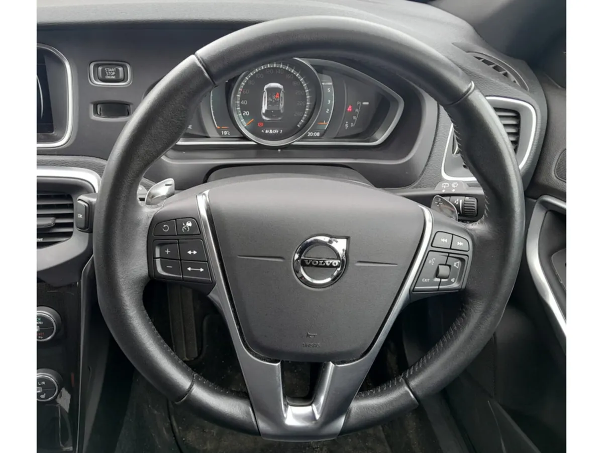 Volvo V40 Hatchback, Diesel, 2018, Green