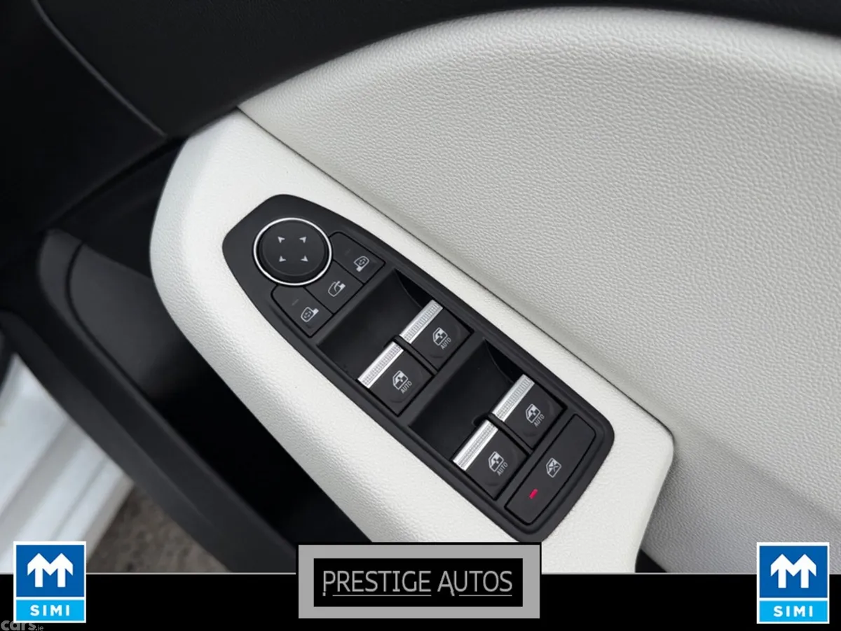 Renault Clio Hatchback, Petrol, 2021, White