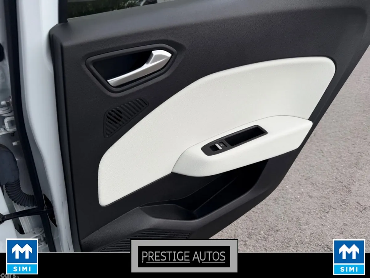 Renault Clio Hatchback, Petrol, 2021, White