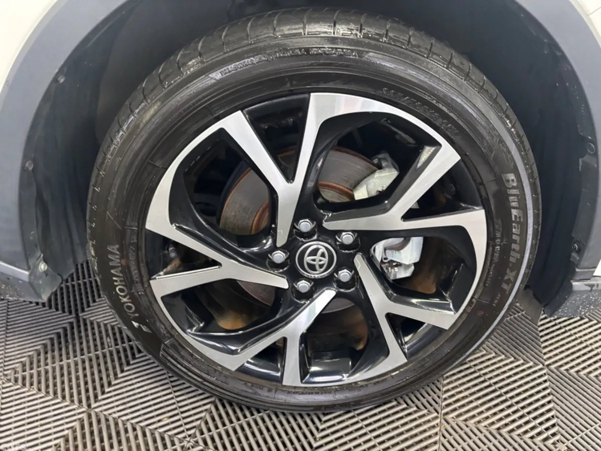 Toyota C-HR SUV, Petrol Hybrid, 2020, White
