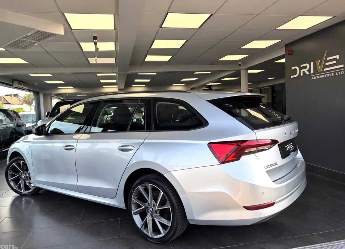 Skoda Octavia Estate, Petrol Hybrid, 2023, Silver