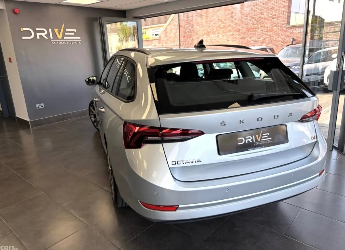 Skoda Octavia Estate, Petrol Hybrid, 2023, Silver