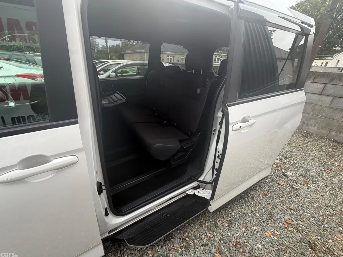 Toyota Noah MPV, Petrol Hybrid, 2023, White