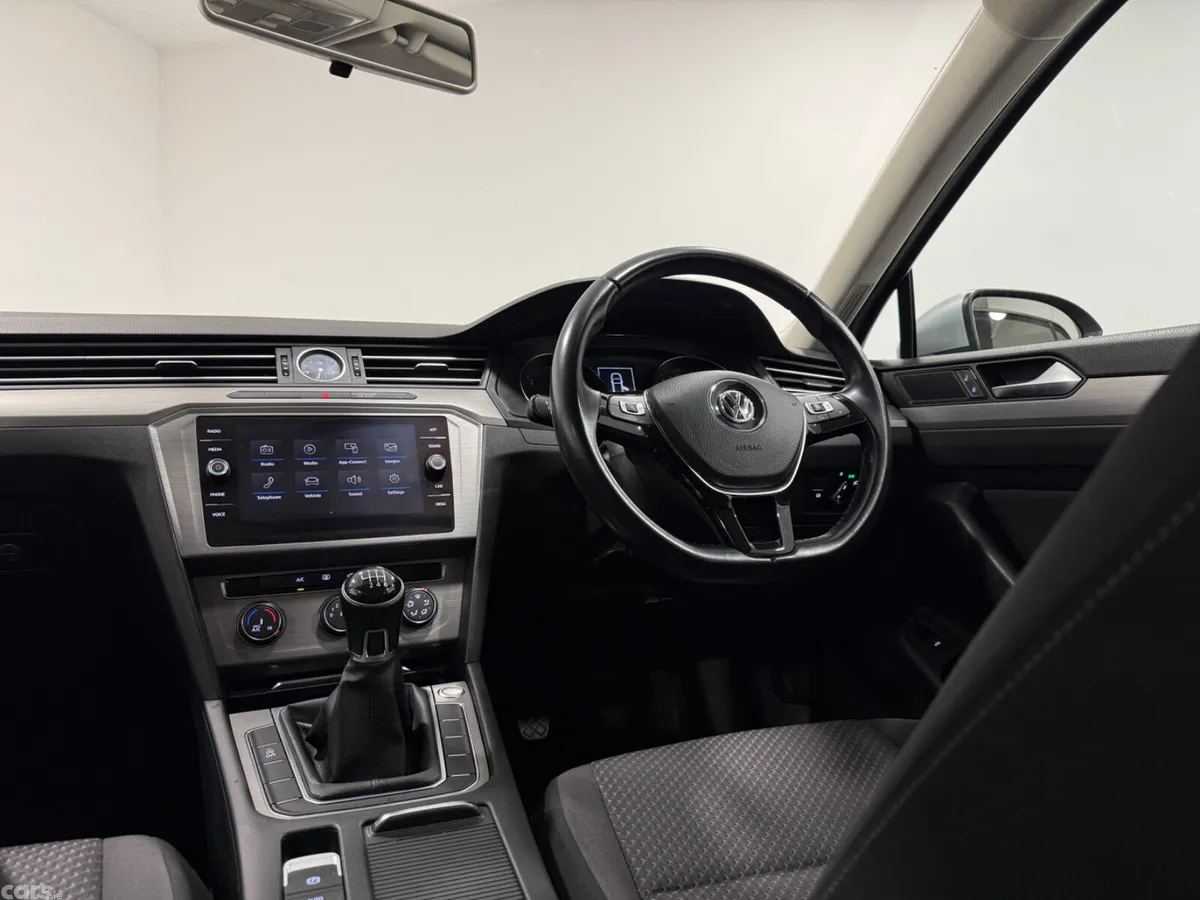 Volkswagen Passat Saloon, Diesel, 2018, Silver