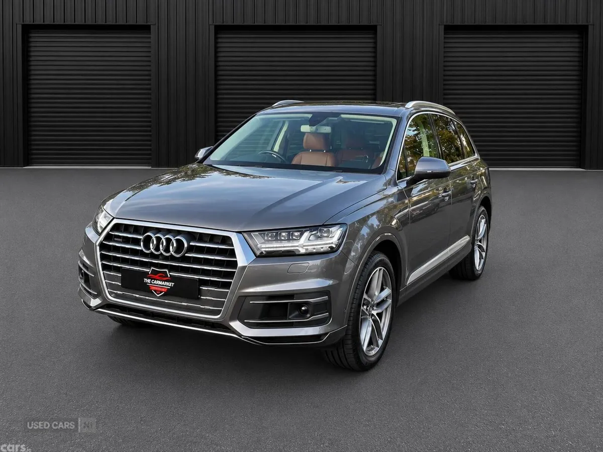 Audi Q7 , Petrol, 2016, 