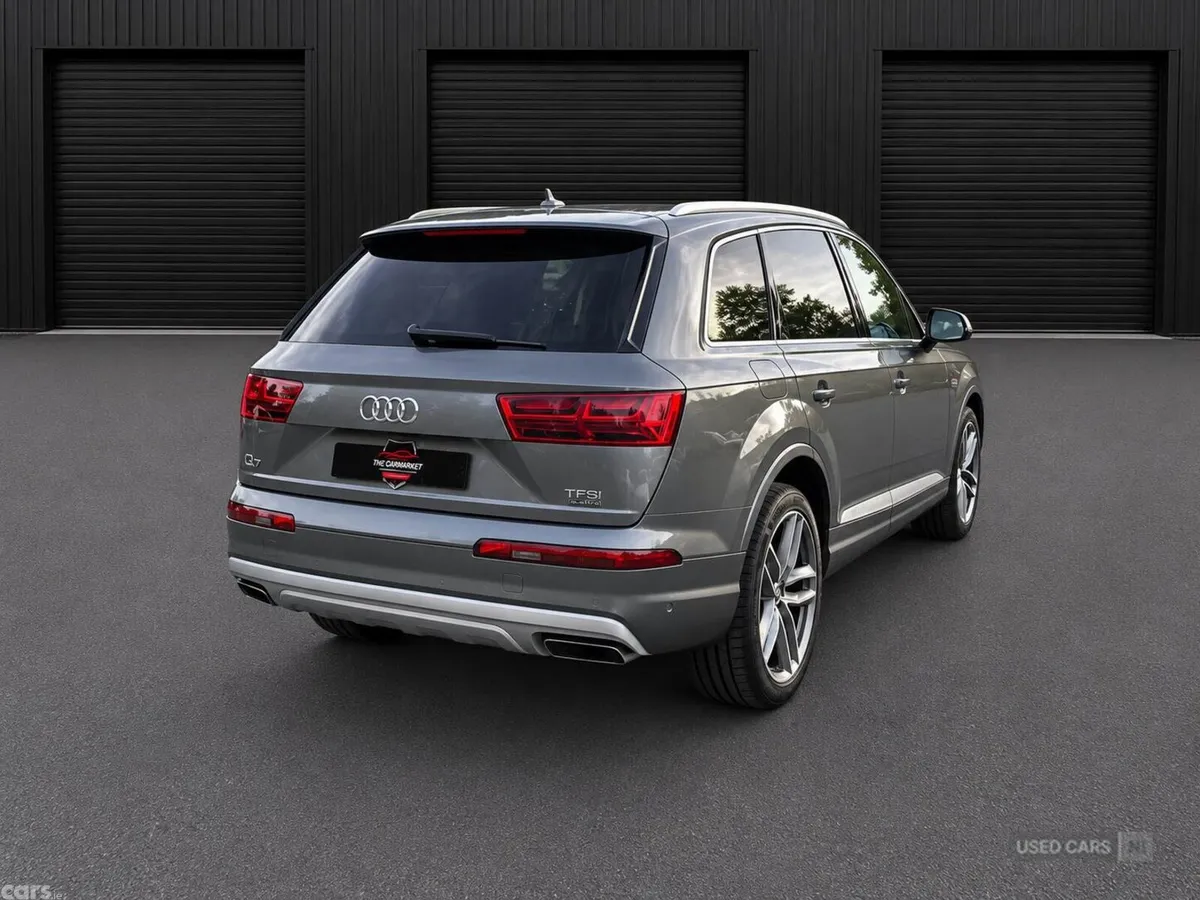 Audi Q7 , Petrol, 2016, 