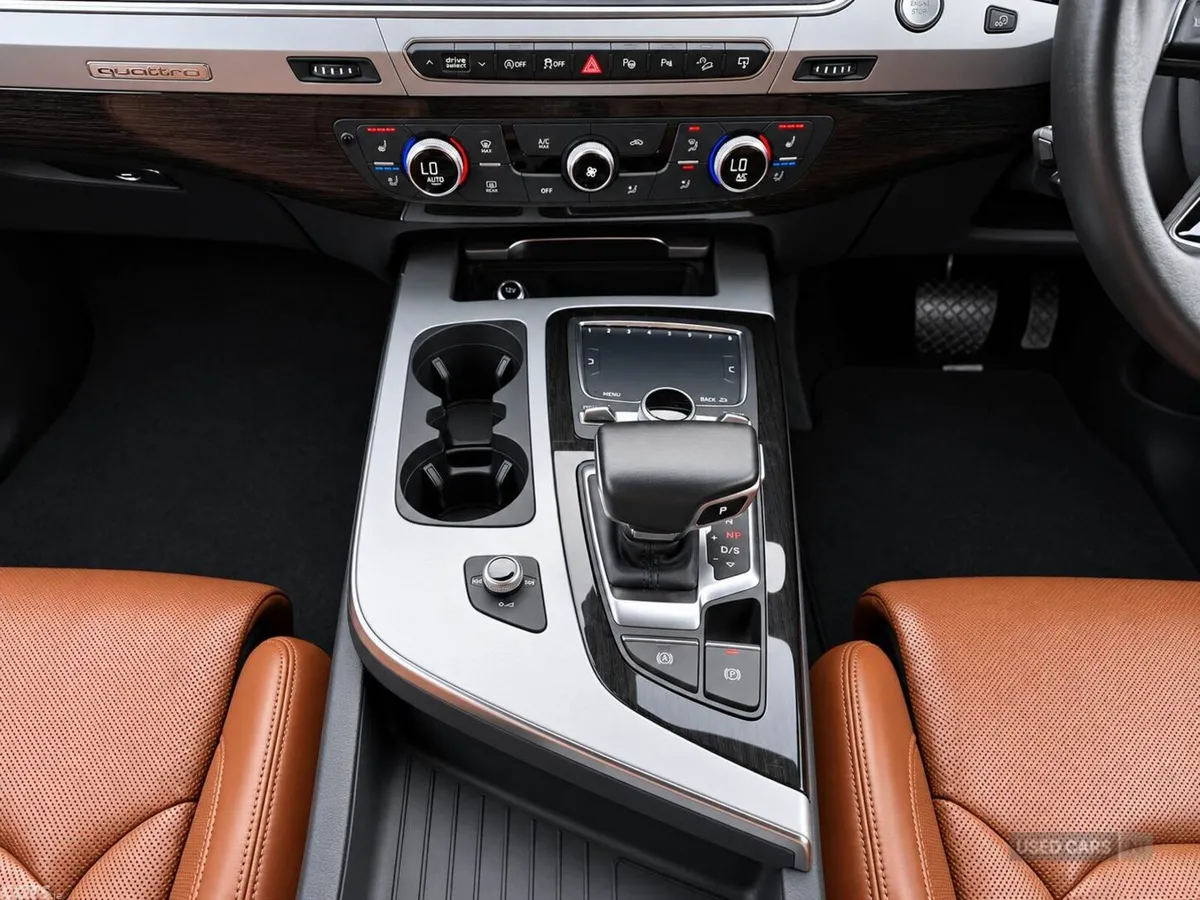 Audi Q7 , Petrol, 2016, 