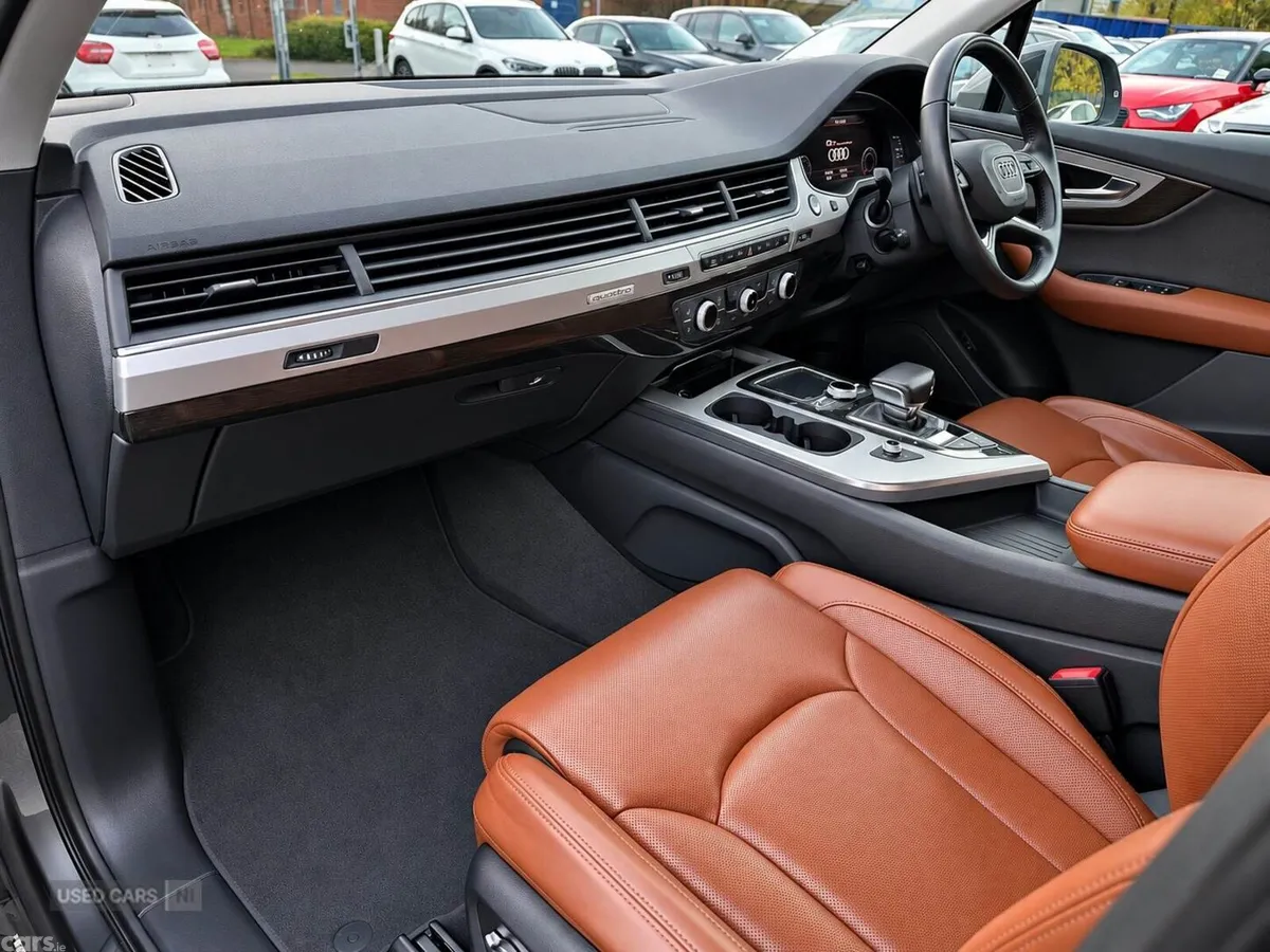 Audi Q7 , Petrol, 2016, 