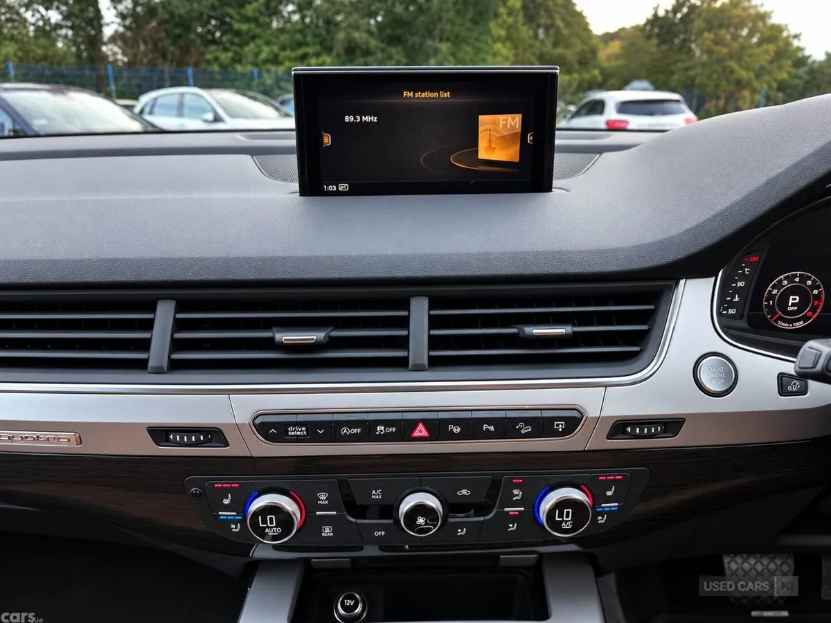 Audi Q7 , Petrol, 2016, 