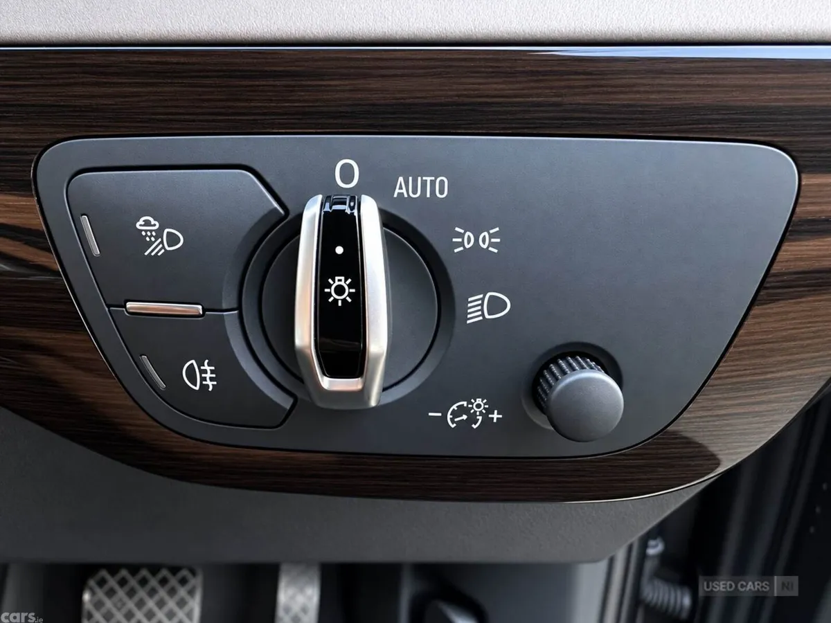 Audi Q7 , Petrol, 2016, 