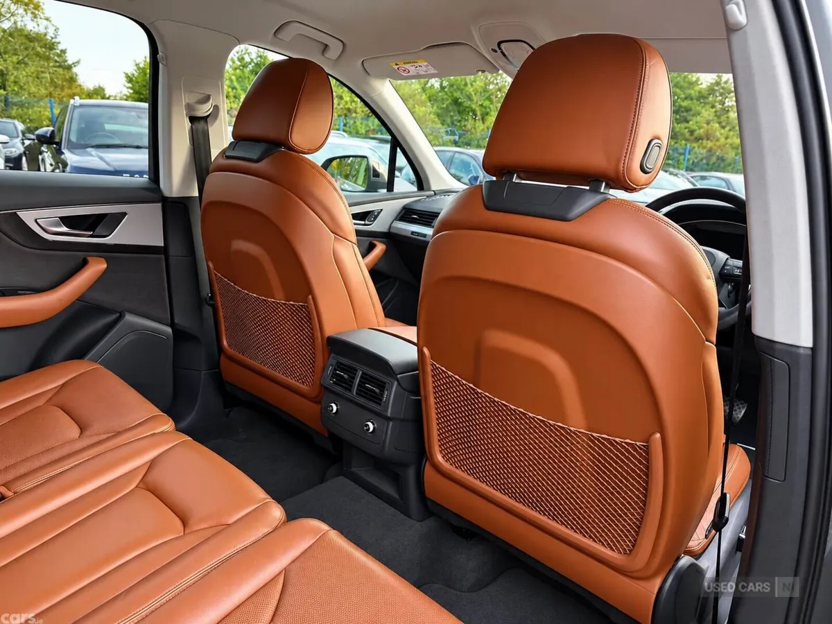 Audi Q7 , Petrol, 2016, 