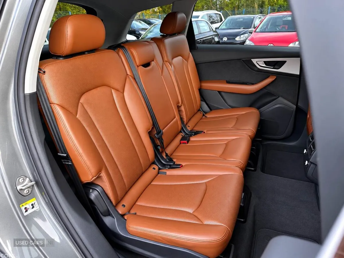 Audi Q7 , Petrol, 2016, 