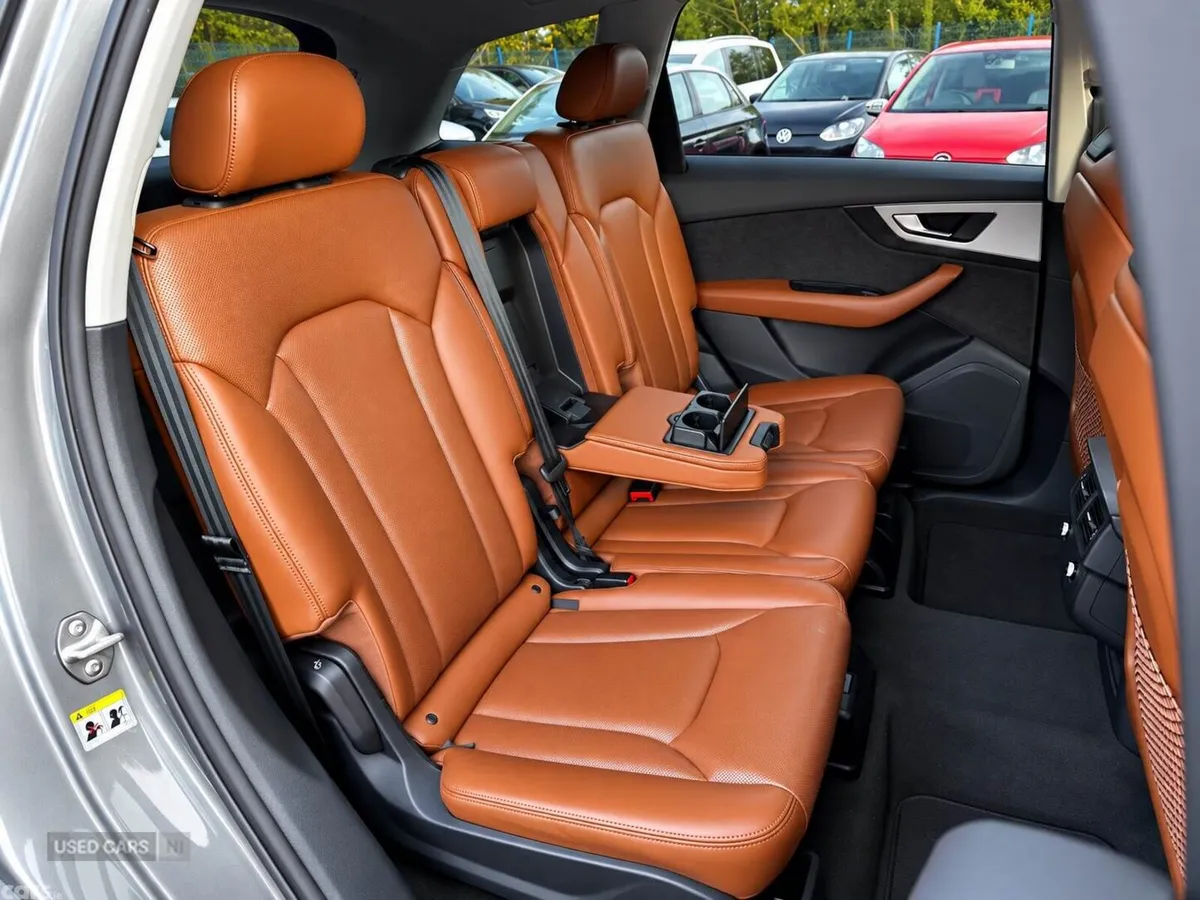 Audi Q7 , Petrol, 2016, 