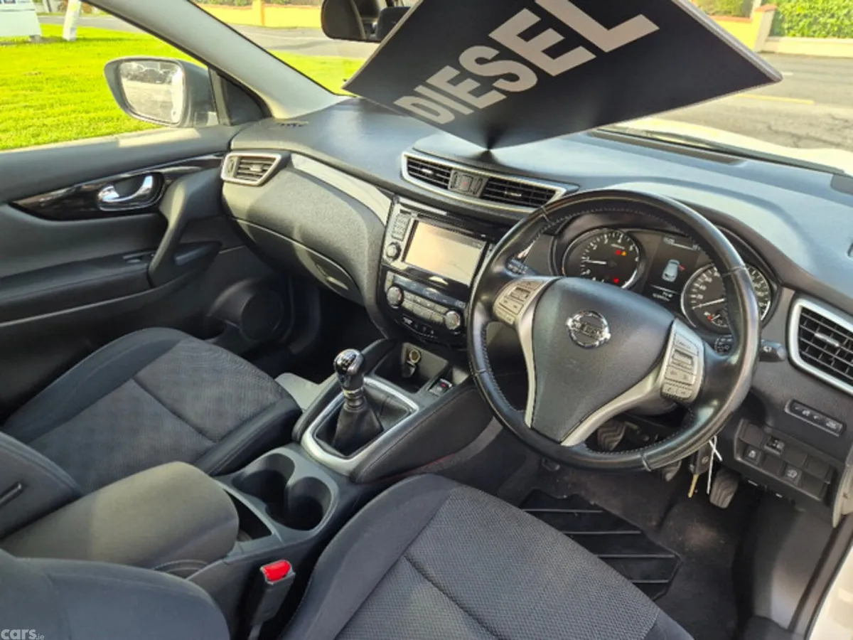 Nissan Qashqai MPV, Petrol, 2016, White