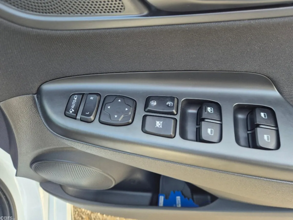 Hyundai KONA MPV, Petrol, 2023, White