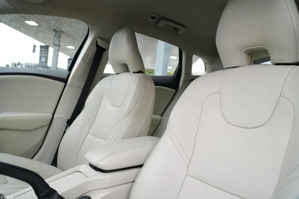 Volvo V40 Hatchback, Diesel, 2016, Blue