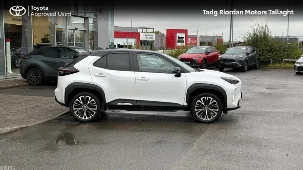 Toyota Yaris Cross Hatchback, Petrol Hybrid, 2024, White