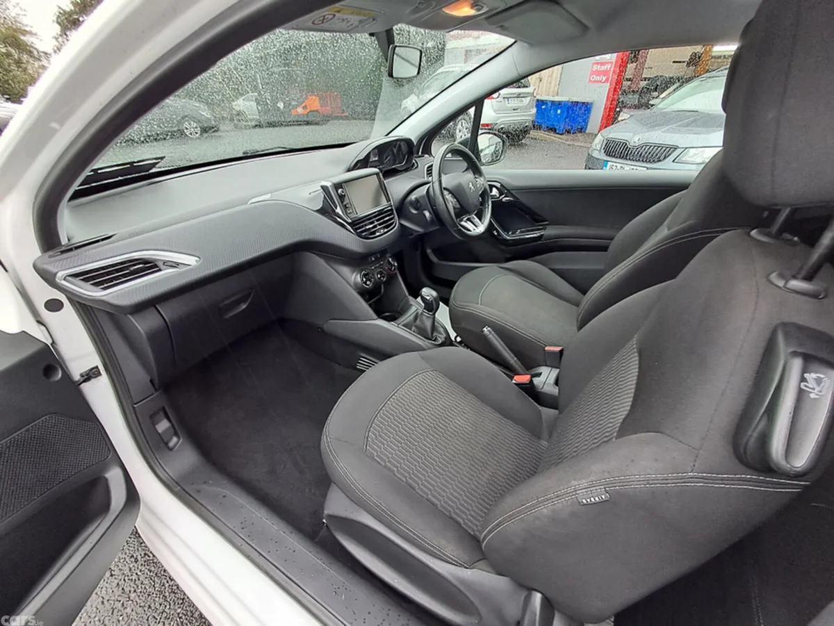 Peugeot 208 Hatchback, Petrol, 2017, White