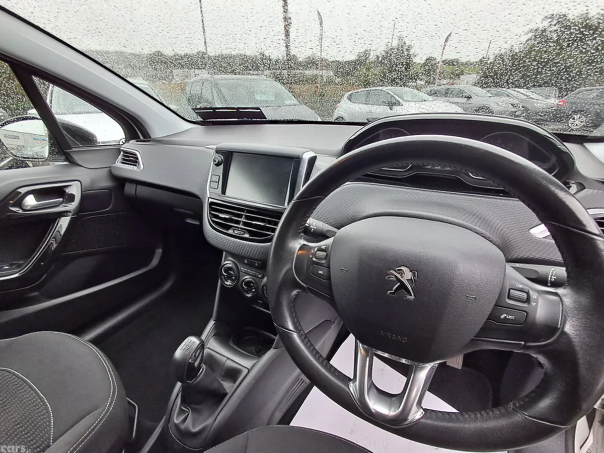 Peugeot 208 Hatchback, Petrol, 2017, White