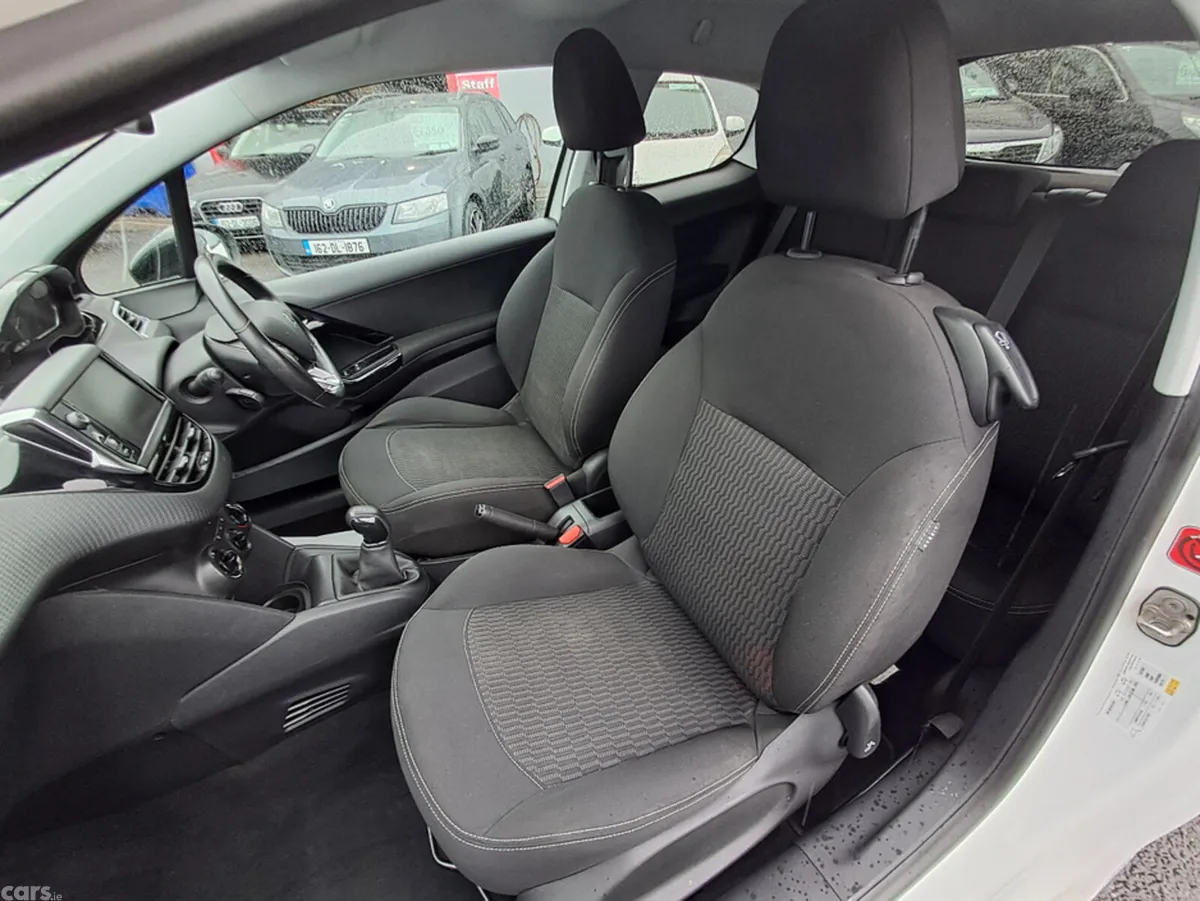 Peugeot 208 Hatchback, Petrol, 2017, White