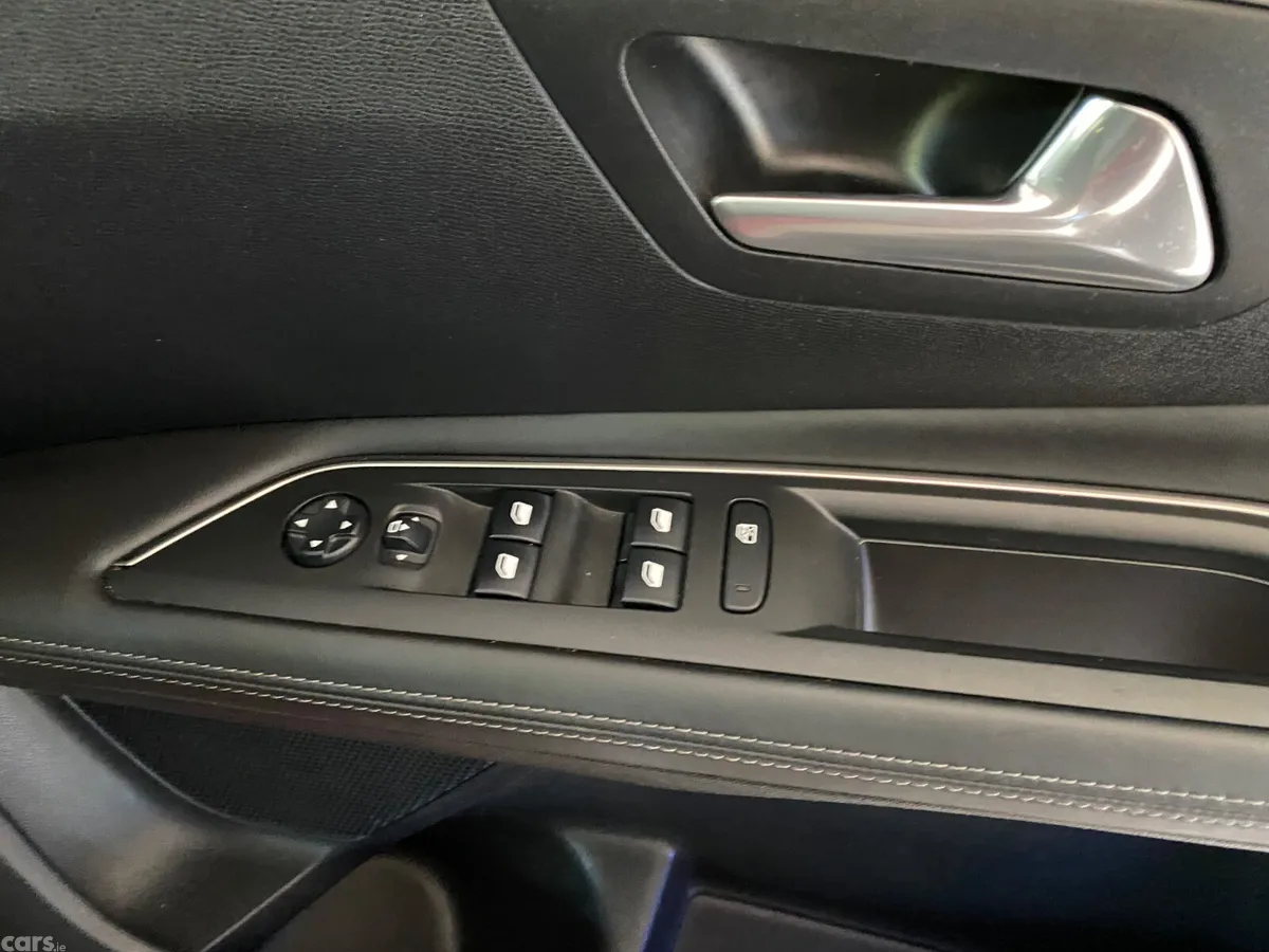 Peugeot 3008 MPV, Petrol, 2019, Red