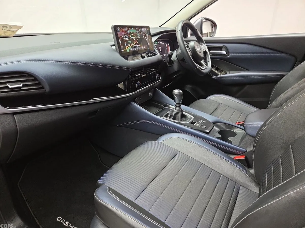 Nissan Qashqai MPV, Petrol, 2023, Red