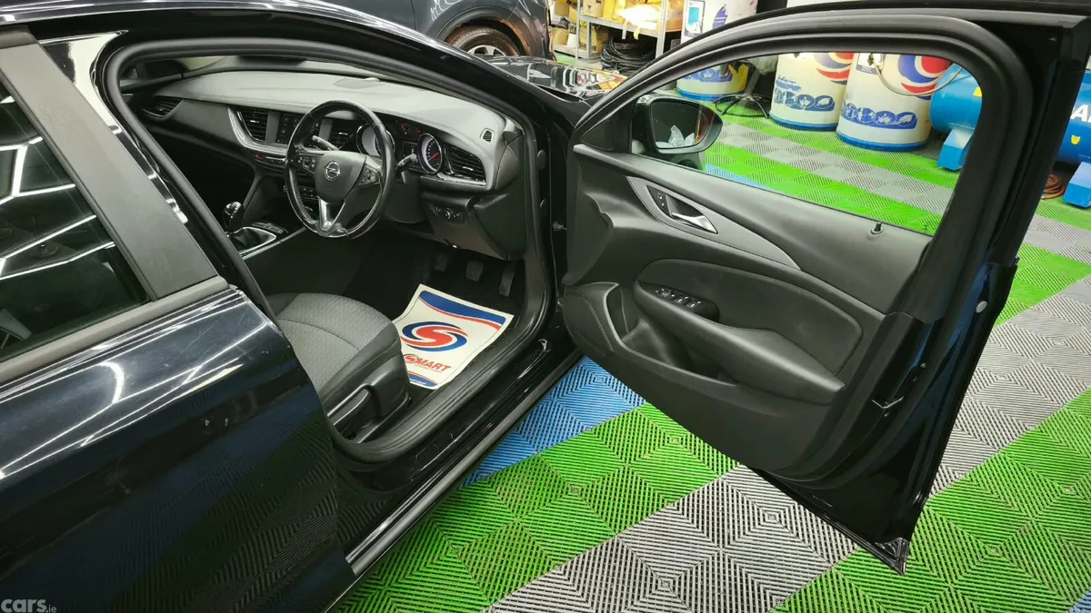 Opel Insignia Hatchback, Diesel, 2019, Black