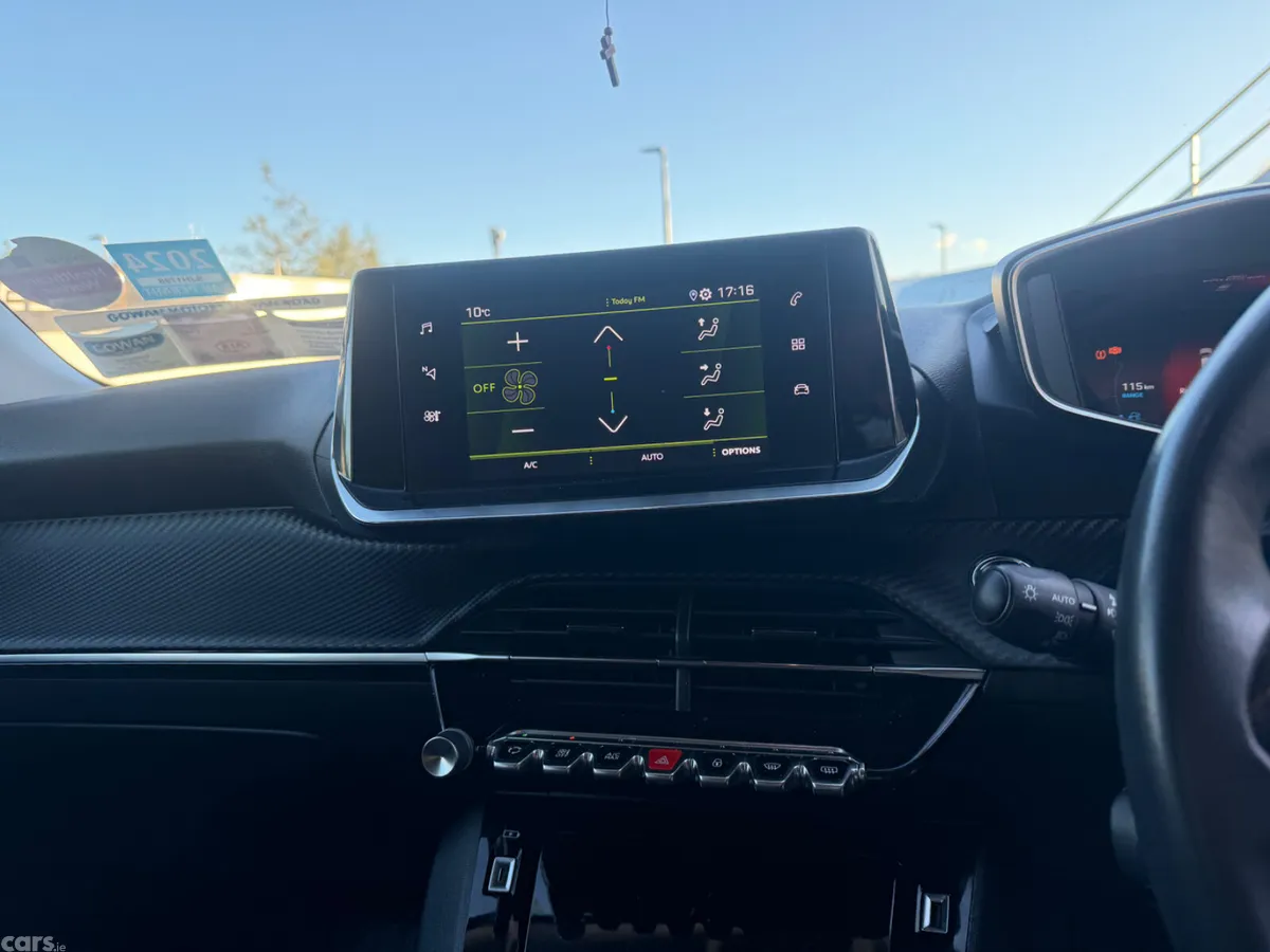 Peugeot 2008 MPV, Petrol, 2021, White