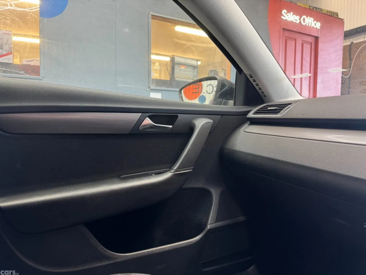 Volkswagen Passat Saloon, Petrol, 2012, Black