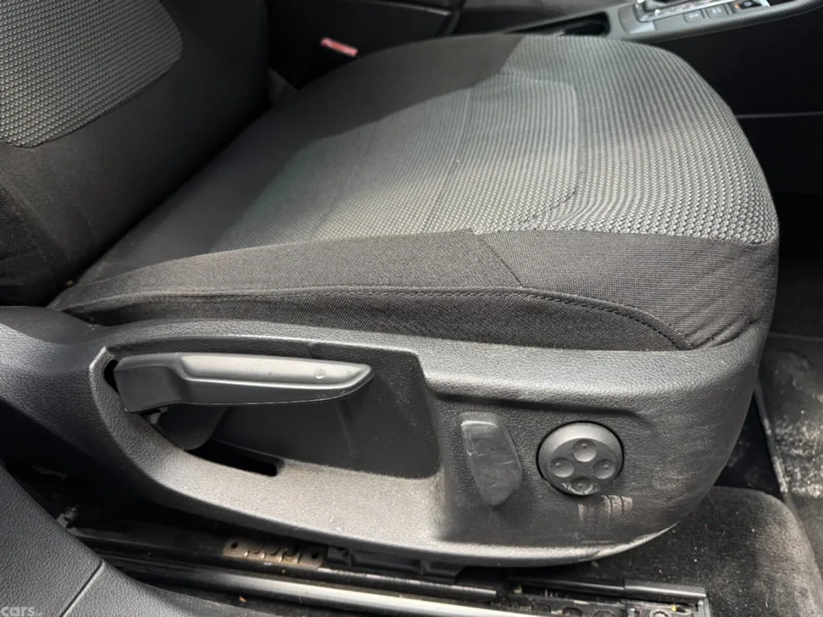 Volkswagen Passat Saloon, Petrol, 2012, Black