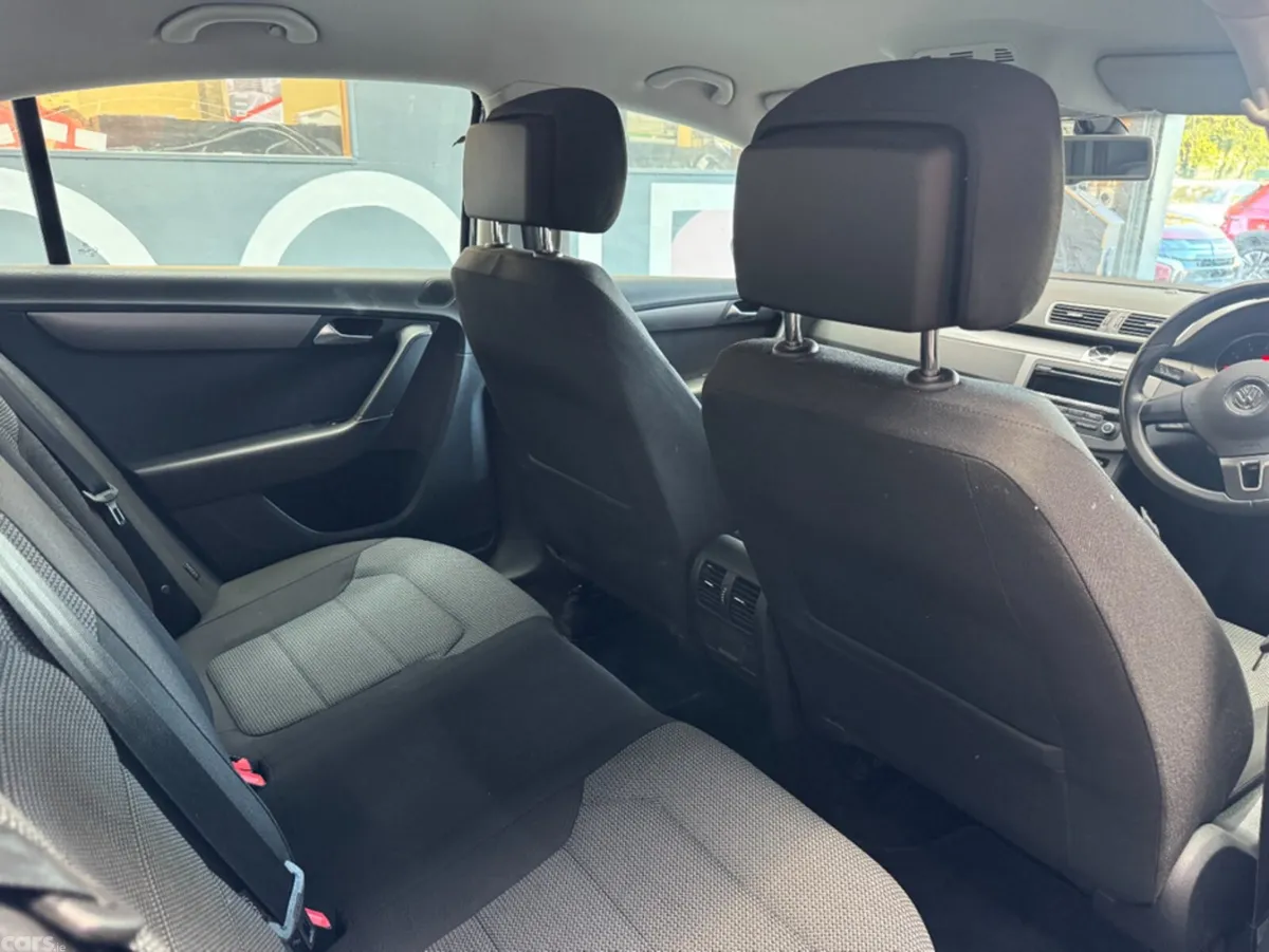 Volkswagen Passat Saloon, Petrol, 2012, Black