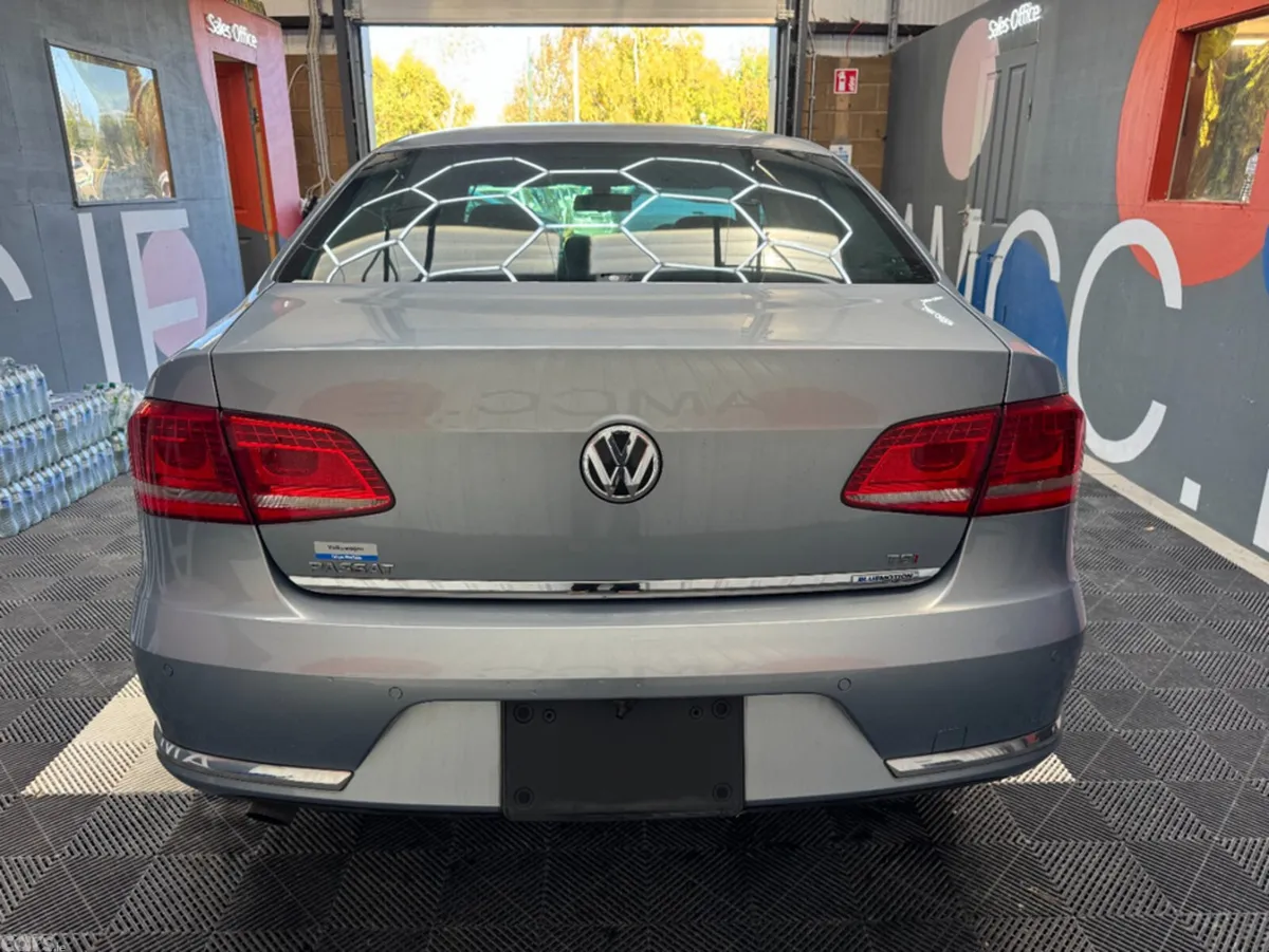 Volkswagen Passat Saloon, Petrol, 2012, Grey