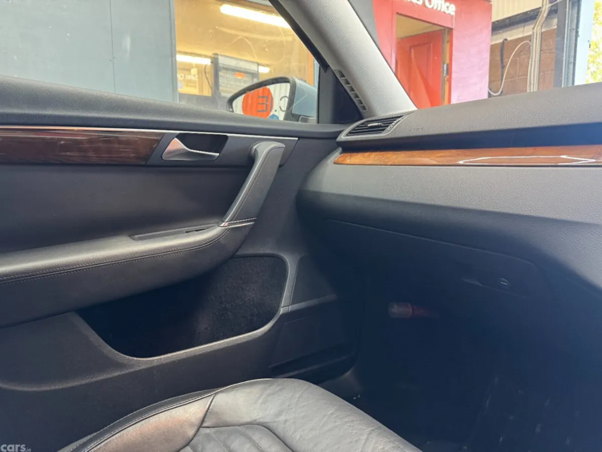 Volkswagen Passat Saloon, Petrol, 2012, Grey
