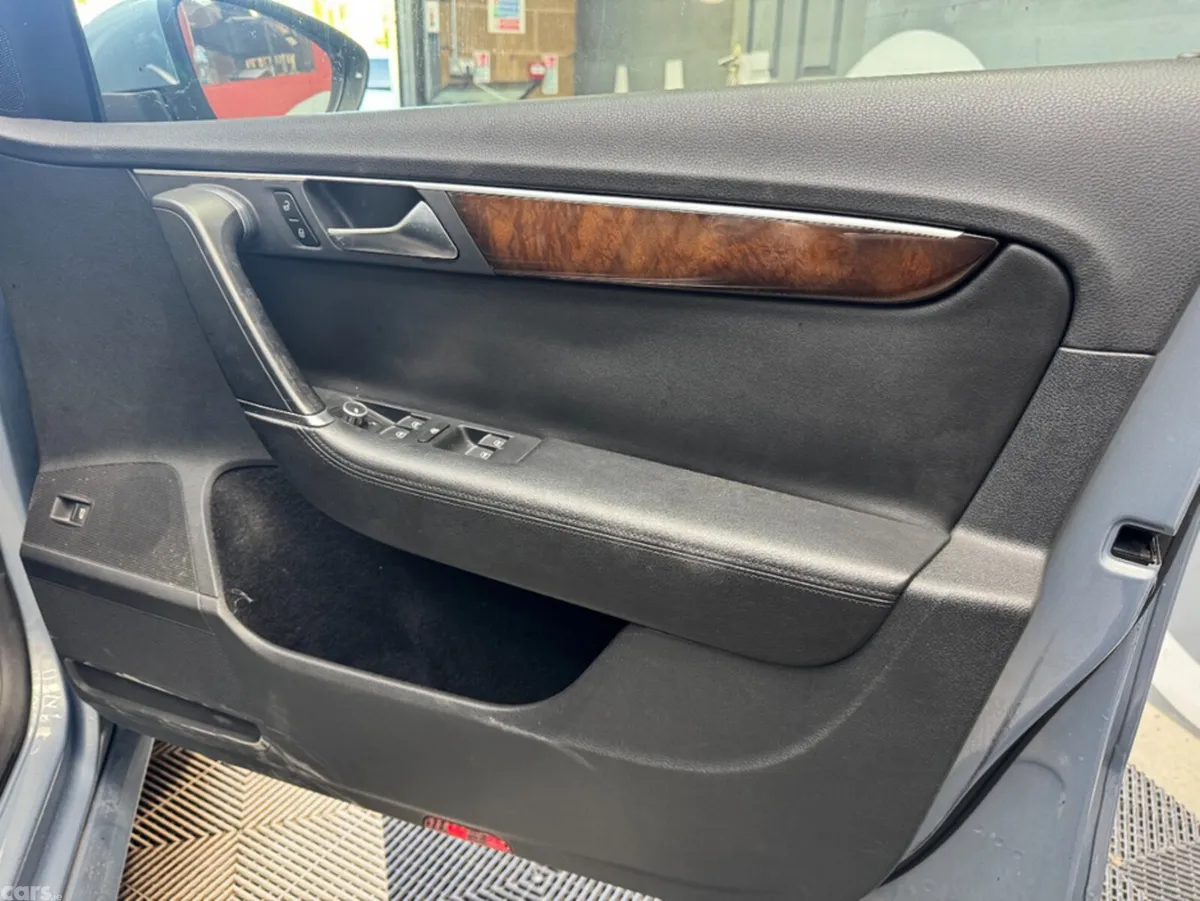 Volkswagen Passat Saloon, Petrol, 2012, Grey