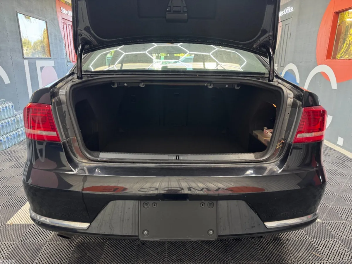 Volkswagen Passat Saloon, Petrol, 2012, Black