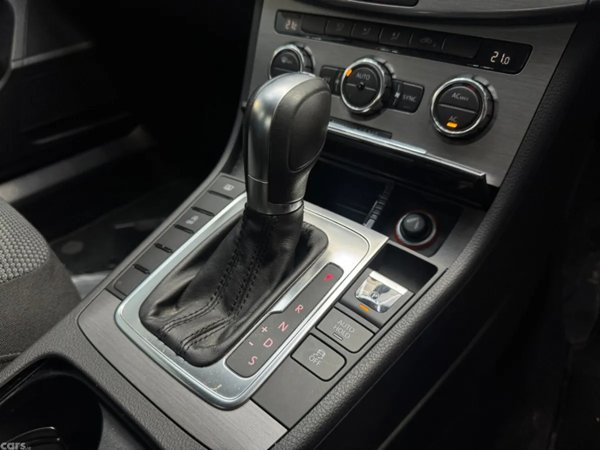 Volkswagen Passat Saloon, Petrol, 2012, Black