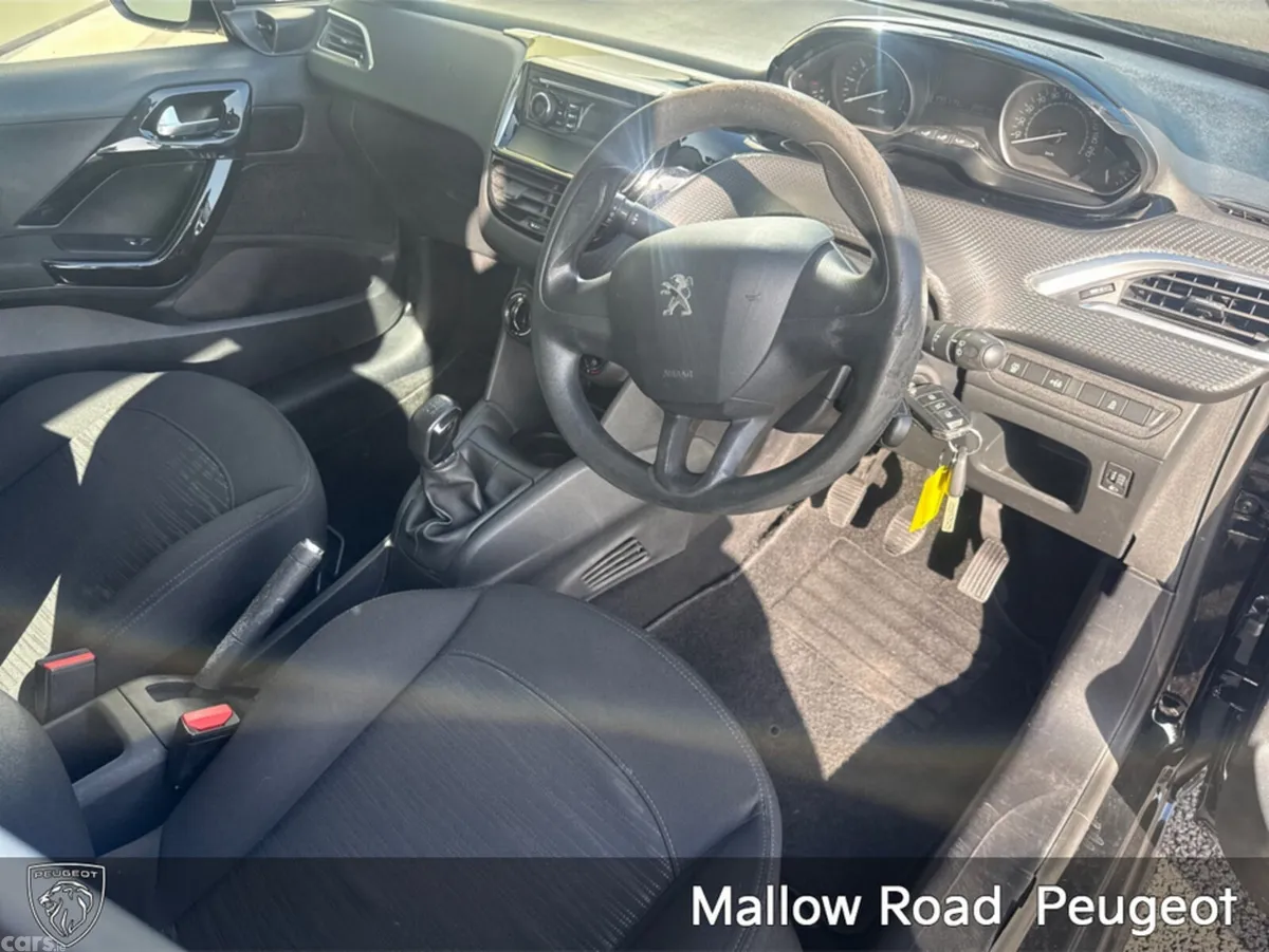 Peugeot 208 Hatchback, Petrol, 2017, Black