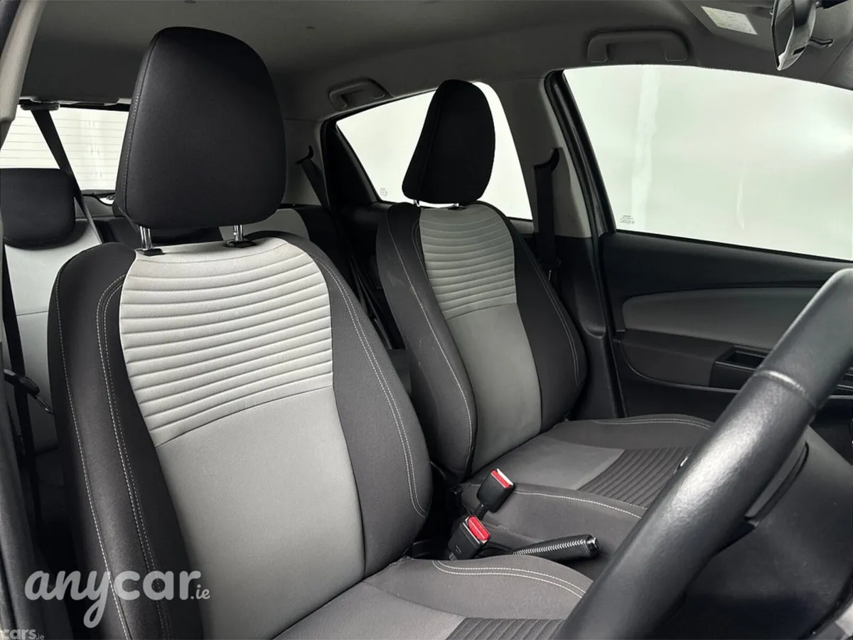 Toyota Yaris MPV, Petrol Hybrid, 2018, Grey