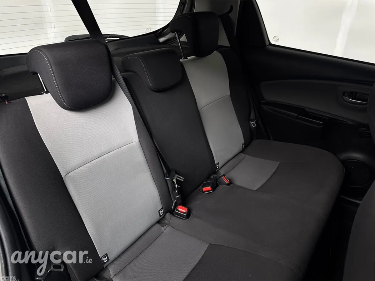 Toyota Yaris MPV, Petrol Hybrid, 2018, Grey