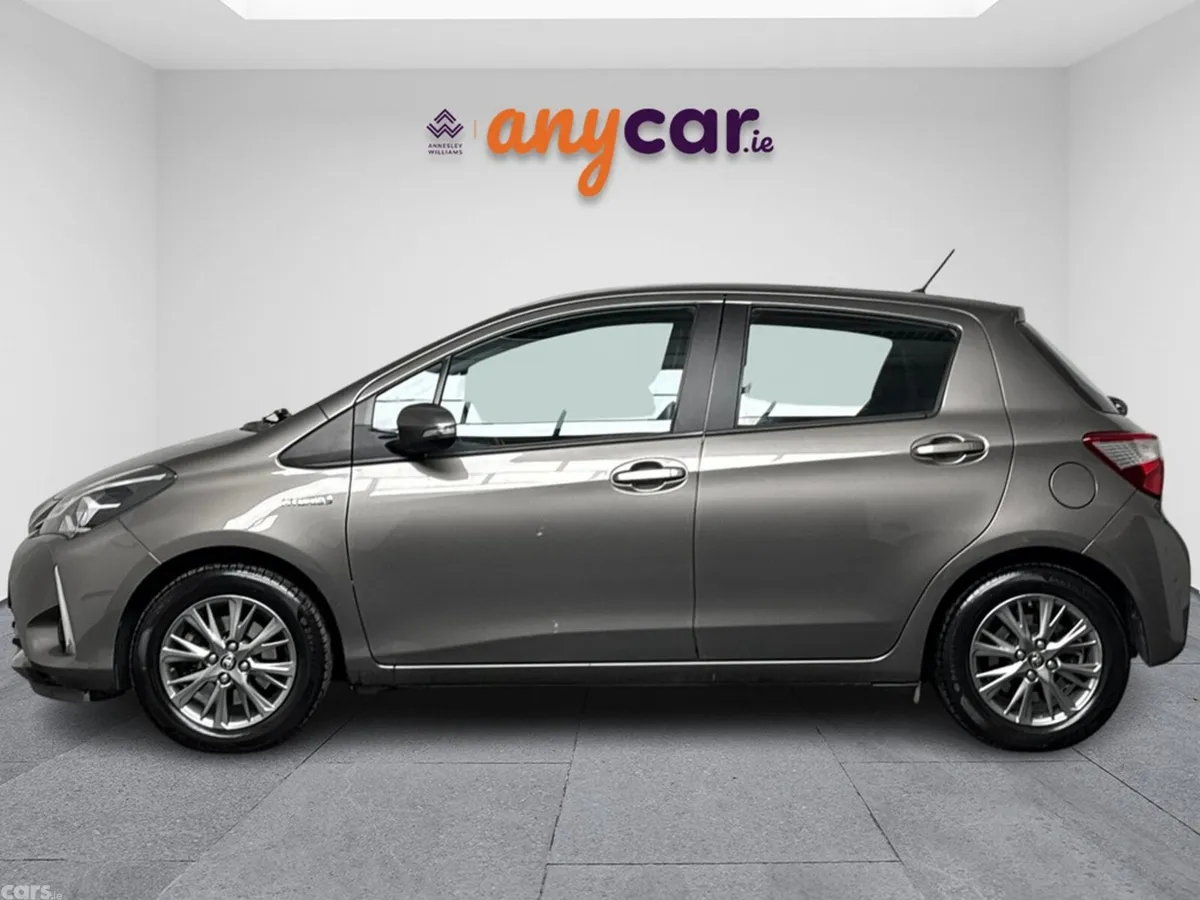 Toyota Yaris MPV, Petrol Hybrid, 2018, Grey