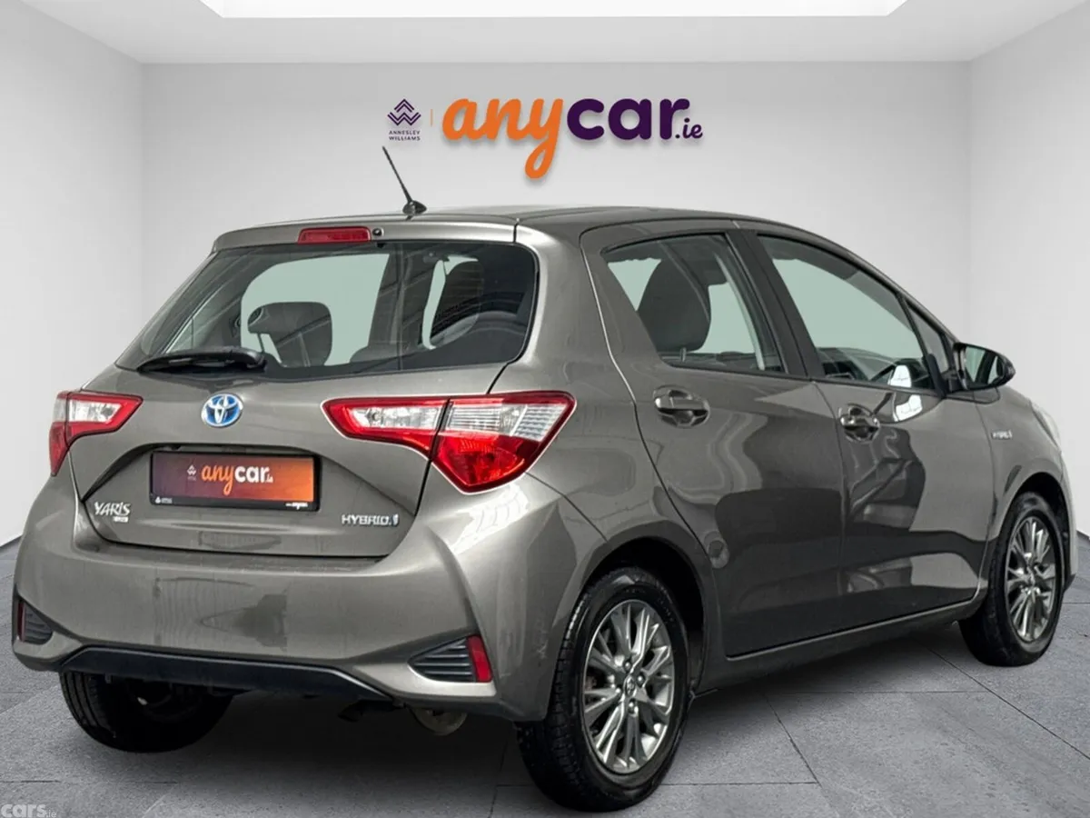 Toyota Yaris MPV, Petrol Hybrid, 2018, Grey