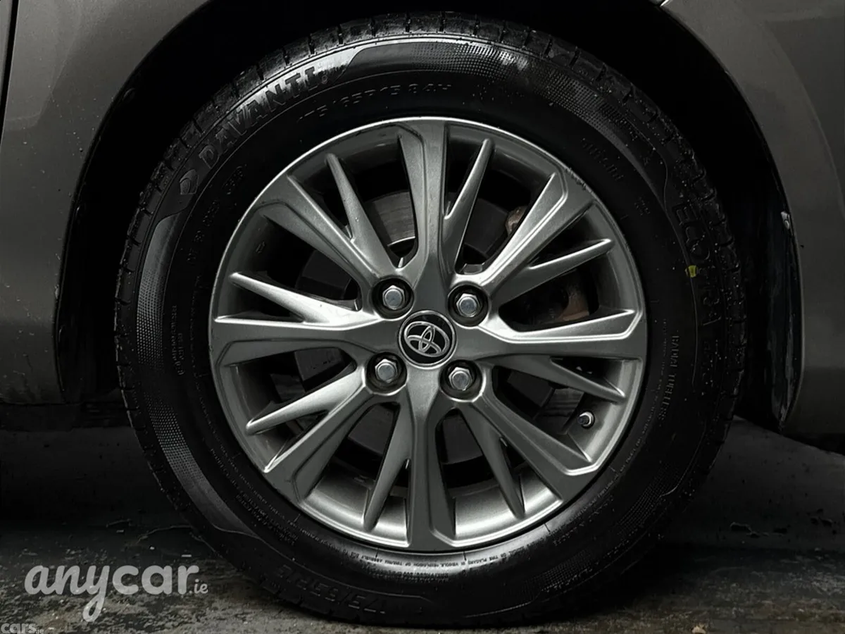 Toyota Yaris MPV, Petrol Hybrid, 2018, Grey
