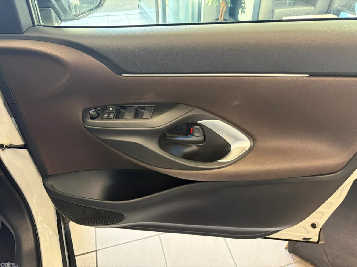 Toyota Yaris Cross Hatchback, Petrol Hybrid, 2022, White