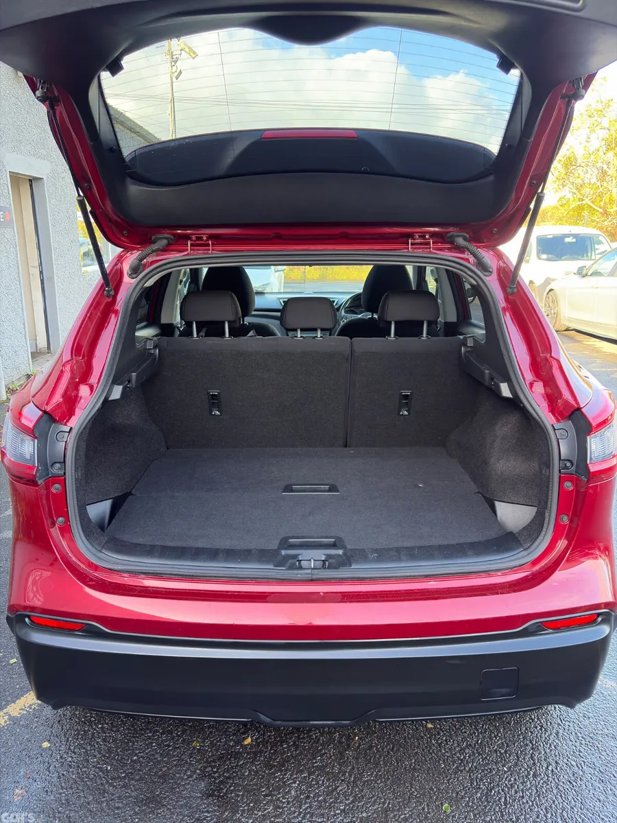 Nissan Qashqai MPV, Diesel, 2018, Red
