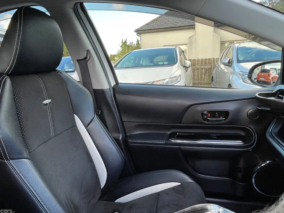 Toyota Aqua Hatchback, Petrol Hybrid, 2016, White