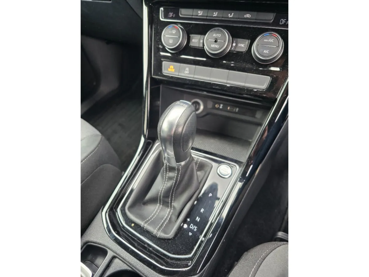 Volkswagen Touran MPV, Petrol, 2017, White