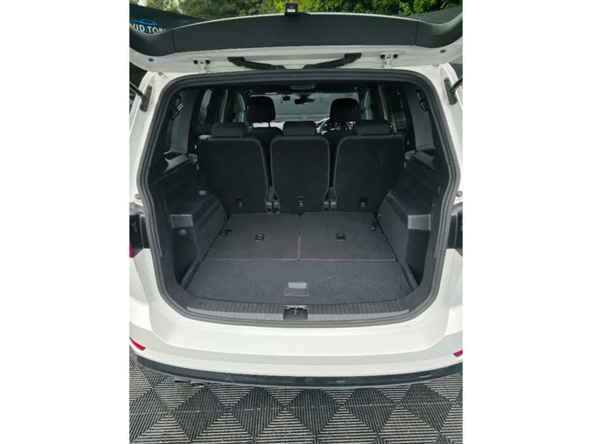 Volkswagen Touran MPV, Petrol, 2017, White