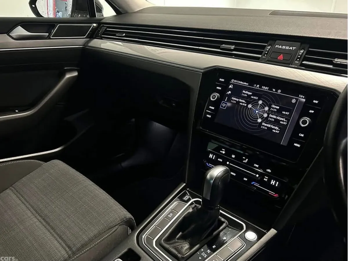 Volkswagen Passat Saloon, Diesel, 2022, Silver