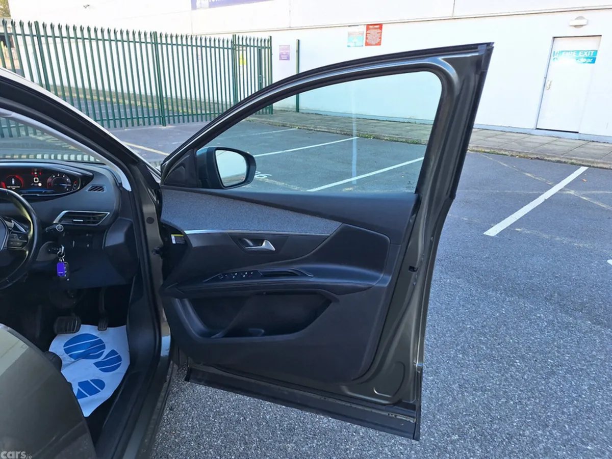 Peugeot 5008 MPV, Petrol, 2018, Grey